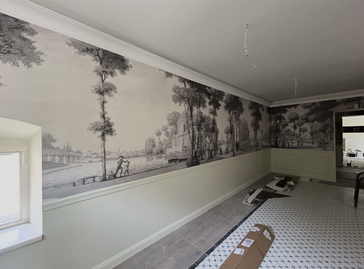 Jedáleň s panoramatickou grisaille tapetou