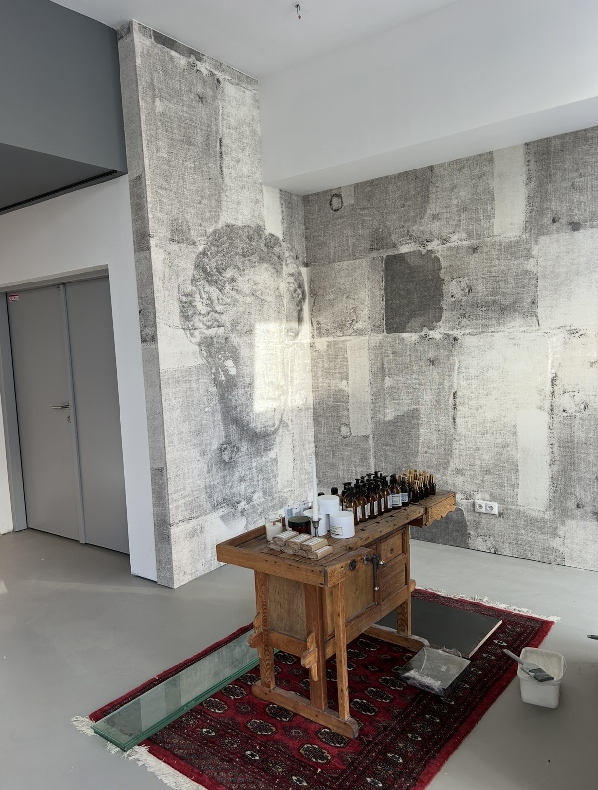 Showroom s umeleckou tapetou s antickým motívom